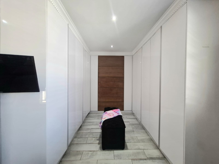 5 Bedroom Property for Sale in Gonubie Eastern Cape